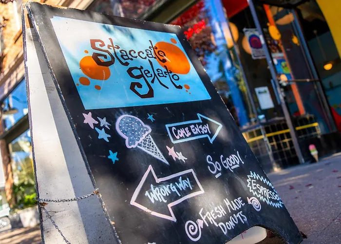 Stay Portland - La Casa Burnside -Local Eateries -Shops - Bars