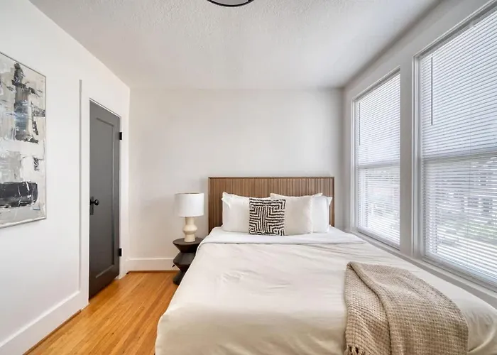 Stay Portland - La Casa Burnside -Local Eateries -Shops - Bars