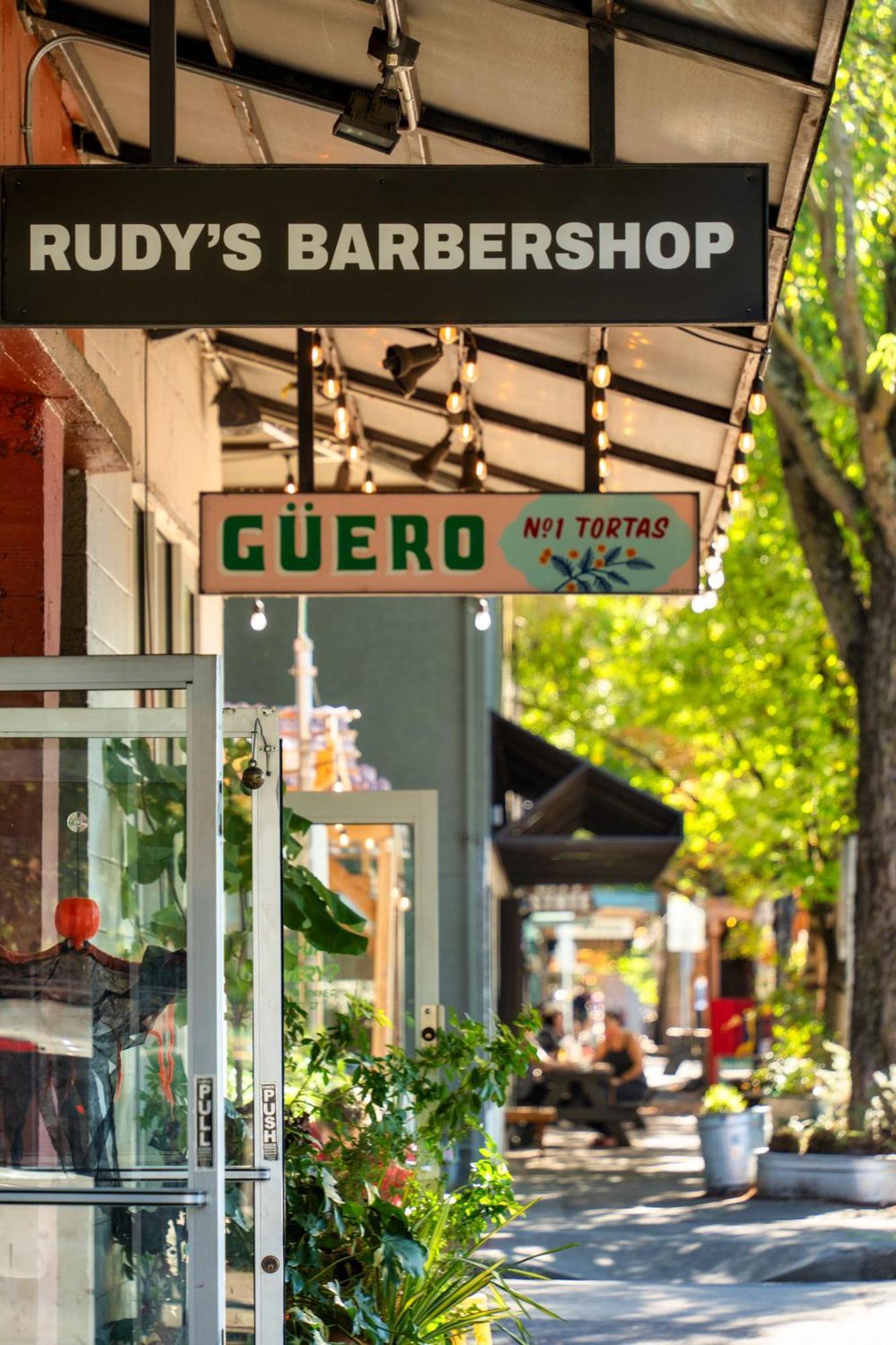 - La Casa Burnside -local Eateries -shops - Bars * Portland